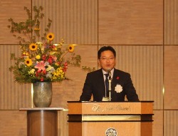 小島服会長